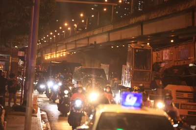 [Ảnh] Giữa đêm, đường vành đai dẫn ra cửa ngõ Hà Nội ùn tắc nghiêm trọng 