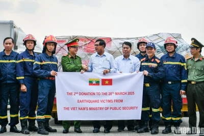 Trung tướng Nguyễn Tuấn Anh, Cục trưởng Cục Cảnh sát Phòng cháy chữa cháy và Cứu nạn, cứu hộ (Bộ Công an) trao hàng cứu trợ tới Thủ hiến vùng Yangon U Soe Thein. 