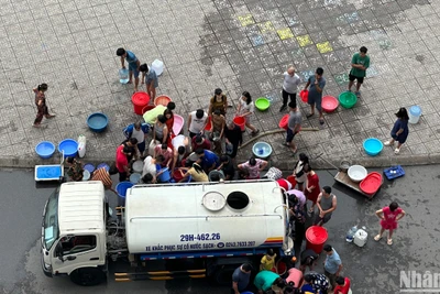 Người dân Khu đô thị Thanh Hà hứng từng xô nước từ xe khắc phục sự cố khẩn cấp.