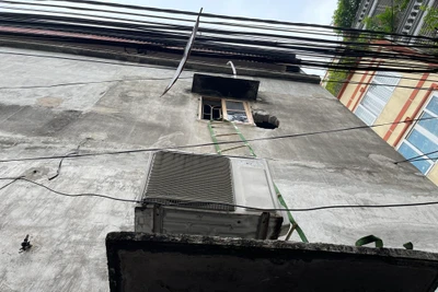 Khu vực người dân dùng búa phá thủng tường để giải cứu 3 nạn nhân ra ngoài. 