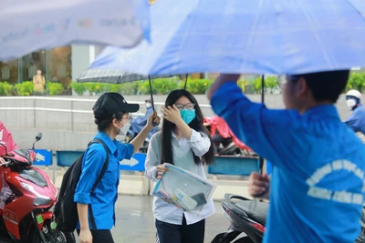 [Ảnh] Những màu áo xanh tiếp sức mùa thi 2023