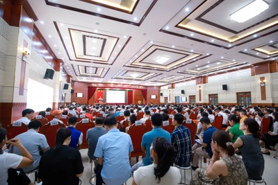 Một phiên đấu giá đất tại huyện Phúc Thọ, Hà Nội. (Ảnh: SƠN BÁCH)