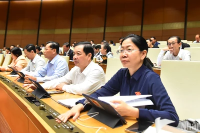 Chiều 26/11, tiếp tục Chương trình Kỳ họp thứ 8, với đa số đại biểu Quốc hội biểu quyết tán thành, Quốc hội đã chính thức thông qua Luật Công chứng (sửa đổi). 