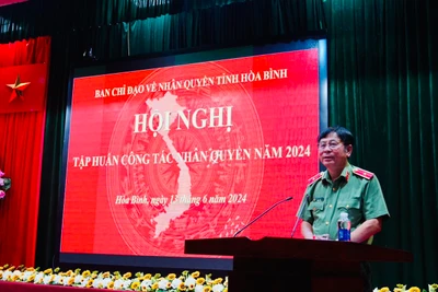 Thiếu tướng Nguyễn Văn Kỷ, Phó Chánh Văn phòng Thường trực Ban Chỉ đạo về Nhân quyền Chính phủ phát biểu tại Hội nghị.