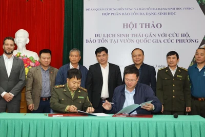 Các đơn vị lữ hành ký hợp tác với Vườn quốc gia Cúc Phương về chương trình phát triển du lịch bền vững.