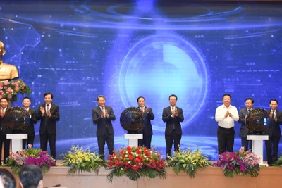 Thủ tướng Phạm Minh Chính và các đại biểu thực hiện nghi thức khai trương Cổng Pháp luật quốc gia.