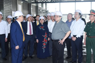 Thủ tướng Phạm Minh Chính kiểm tra tiến độ thi công dự án Trung tâm Hội chợ Triển lãm Quốc gia. 