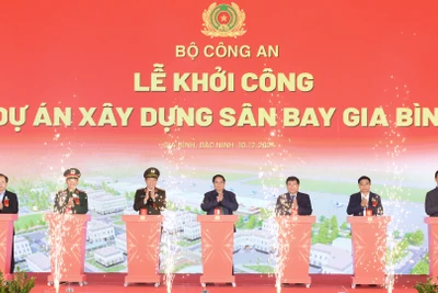 Thủ tướng Phạm Minh Chính và các đại biểu thực hiện nghi thức khởi công dự án xây dựng sân bay Gia Bình.