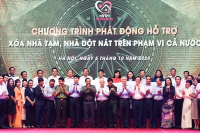 Thủ tướng Phạm Minh Chính với các đại diện các tổ chức, doanh nghiệp hỗ trợ kinh phí xóa nhà tạm, nhà dột nát.