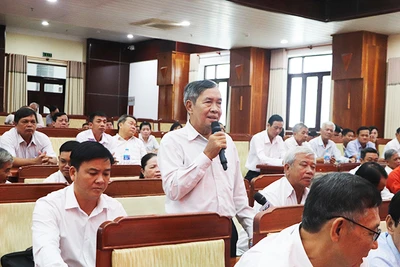 Các đại biểu đóng góp ý kiến, kiến nghị tại buổi tiếp xúc.