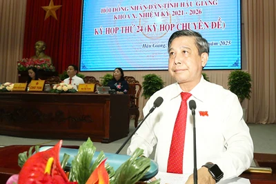 Bí thư Tỉnh ủy, Chủ tịch Hội đồng nhân dân tỉnh Hậu Giang Đồng văn Thanh phát biểu bế mạc kỳ họp.