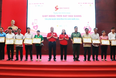 Tặng bằng khen của Chủ tịch UBND tỉnh cho các cá nhân có thành tích xuất sắc trong phong trào hiến máu tình nguyện.