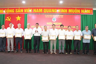 Ban đại diện Hội Người cao tuổi tỉnh Hậu Giang tặng giấy khen cho các cá nhân.