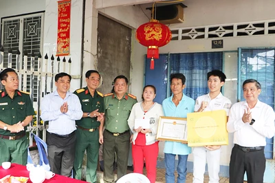 Đoàn lãnh đạo tỉnh hậu Giang đến thăm, tặng quà gia đình ông Trần Anh Phi ở khu vực 5, phường 4, thành phố Vị Thanh.