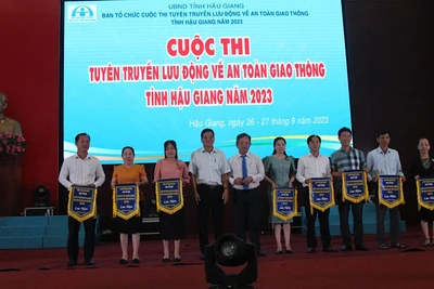 Tặng Cờ lưu niệm cho các đội tham gia.