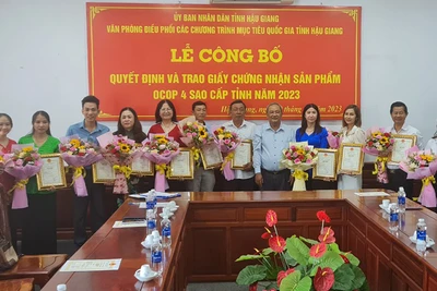 Trao giấy chứng nhận cho các chủ thể