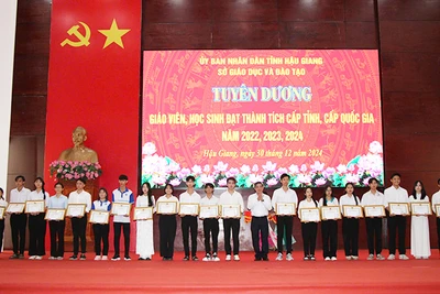 Tặng bằng khen của Chủ tịch Ủy ban nhân dân tỉnh Hậu Giang cho 23 học sinh xuất sắc toàn cấp năm học 2023-2024.