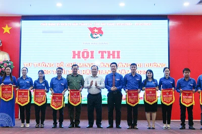 Trao cờ lưu niệm cho các đơn vị tham gia hội thi