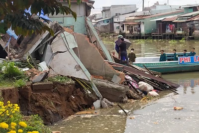 Lực lượng tại chỗ tham gia khắc phục, dọn dẹp điểm sạt lở 