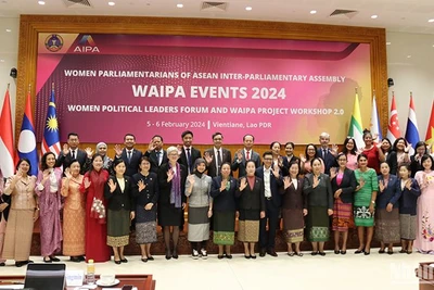 Các đại biểu chụp ảnh lưu niệm tại sự kiện. (Ảnh: HẢI TIẾN)