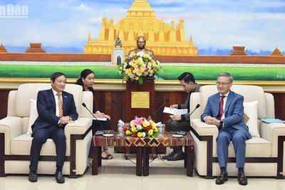 Đại sứ Nguyễn Bá Hùng và Trưởng Ban Đối ngoại Trung ương Đảng Nhân dân Cách mạng Lào Thongsavanh Phomvihane. (Ảnh: Trịnh Dũng)