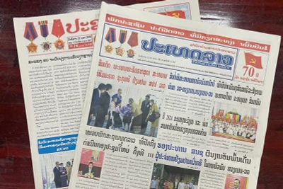Trang nhất các tờ báo lớn của Lào số ra ngày 22/4 đều đăng tải các bài viết ca ngợi quan hệ Việt Nam-Lào. (Ảnh: Hải Tiến)