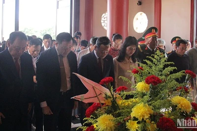 Các đại biểu dâng hương tưởng nhớ Chủ tịch Hồ Chí Minh vĩ đại. (Ảnh: HẢI TIẾN)