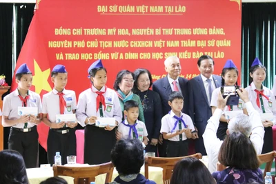 Bà Trương Mỹ Hoa cùng đoàn đại biểu trao 100 suất học bổng tặng học sinh con em kiều bào tại Lào. (Ảnh: Trịnh Dũng)