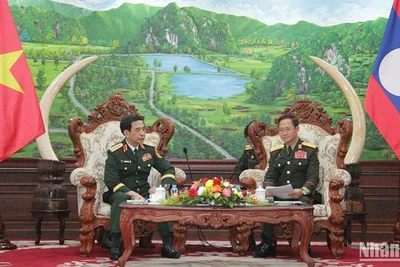 Đại tướng Phan Văn Giang và Thượng tướng Khamliang Outhakaysone. (Ảnh: Hải Tiến)