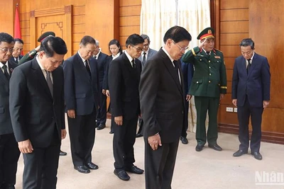 Tổng Bí thư, Chủ tịch nước Lào Thongloun Sisoulith cùng các đồng chí lãnh đạo Đảng, Nhà nước, Mặt trận Lào tưởng niệm nguyên Chủ tịch nước Trần Đức Lương. (Ảnh: HẢI TIẾN)