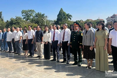 Các đại biểu thành kính dâng hoa trước Tượng đài Chủ tịch Kaysone Phomvihane, người bạn lớn và vô cùng thân thiết của nhân dân Việt Nam. Ảnh: Trịnh Dũng