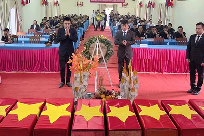 Các đại biểu dâng hương, dâng hoa tưởng niệm các anh hùng liệt sĩ. (Ảnh: HẢI TIẾN)