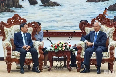 Đồng chí Đinh Như Hoan, Phó Tổng Biên tập Báo Nhân Dân chào xã giao đồng chí Trưởng Ban Tuyên huấn Trung ương Đảng Nhân dân Cách mạng Lào. Ảnh: Hải Tiến