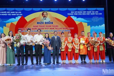 Đại sứ Nguyễn Minh Tâm trao giải Nhất cho các tiết mục đạt giải. Ảnh: Hải Tiến