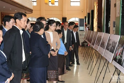 Các đại biểu tại Triển lãm ảnh. (Ảnh: HẢI TIẾN)