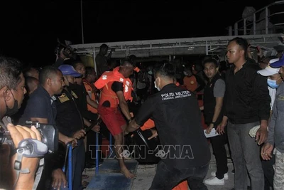 Lực lượng tìm kiếm cứu hộ Indonesia sơ tán nạn nhân trong vụ cháy tàu chở khách KM Express Cantika 77 ở Kupang, tỉnh Đông Nusa Tenggara ngày 24/10/2022. (Ảnh: AFP/TTXVN)