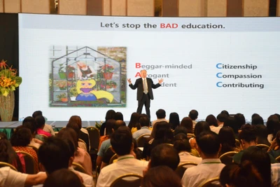 Giáo sư Peck Cho chia sẻ về xây dựng ngôi trường hạnh phúc.