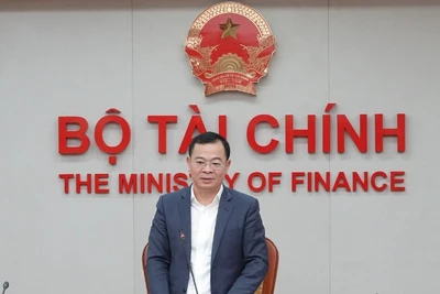 Đại diện Bộ Tài chính báo cáo về tình hình Tổng kiểm kê tài sản công.