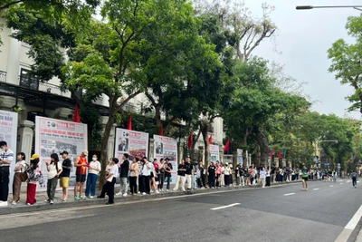 Sáng 30/4, hàng dài người xếp hàng nhận phụ san 30/4 của Báo Nhân Dân. (Ảnh: QUỲNH TRANG)