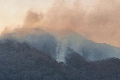 Máy bay trực thăng tham gia nhiệm vụ chữa cháy tại tỉnh Gyeongsang Nam, Hàn Quốc, ngày 22/3/2025. (Ảnh: TTXVN)