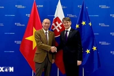 Đại sứ Việt Nam tại Slovakia Phạm Trường Giang và Thứ trưởng Thứ nhất phụ trách chính trị Bộ Ngoại giao và các vấn đề châu Âu của Slovakia Marek Estok. Ảnh: TTXVN 