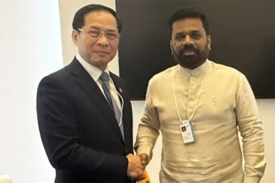 Phó Thủ tướng, Bộ trưởng Ngoại giao Bùi Thanh Sơn và Tổng thống Sri Lanka Anura Kumara Dissanayake. Ảnh: VGP