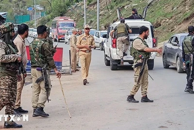 Lực lượng an ninh Ấn Độ được triển khai tại hiện trường vụ tấn công nhằm vào khách du lịch ở Pahalgam, Jammu và Kashmir, ngày 22/4/2025. (Ảnh: ANI/TTXVN)