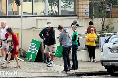 Các cử tri Australia đi bỏ phiếu tại khu vực bầu cử Kingsford Smith. (Ảnh: TTXVN)