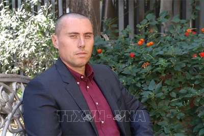 Ông Stefano Bonilauri, Giám đốc Nhà xuất bản Anteo Edizion ở thành phố Reggio Emilia, miền bắc Italia, trả lời phỏng vấn của phóng viên TTXVN. Ảnh: TTXVN