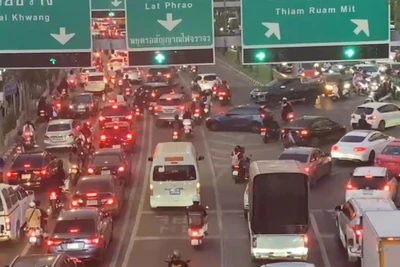 Cảnh ùn tắc tại Bangkok chiều tối 28/3/2025. (Ảnh: XUÂN SƠN)
