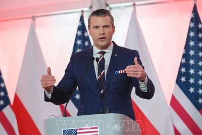 Bộ trưởng Quốc phòng Mỹ Pete Hegseth phát biểu trong cuộc họp báo tại Ba Lan, ngày 14/2/2025. (Ảnh: PAP/TTXVN)