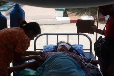 Người phụ nữ bị thương do động đất đang được điều trị tại thủ đô Nay Pyi Taw, Myanmar, ngày 31/3/2025. (Ảnh: Tân Hoa xã)