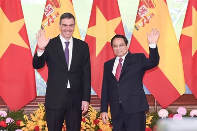 Thủ tướng Phạm Minh Chính và Thủ tướng Tây Ban Nha Pedro Sanchez. (Ảnh: TRẦN HẢI) 