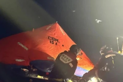 Lực lượng chức năng giải cứu các thành viên trên tàu. (Nguồn: Đồn cảnh sát biển Yeosu/TTXVN)